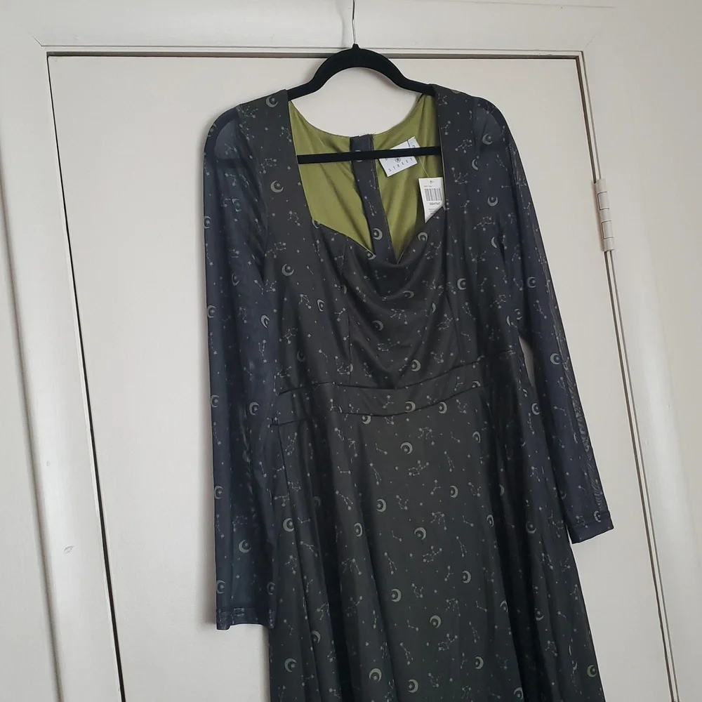 Daisy's Street Gold Constellation Chain Belt Long-sleeve Dress (Plus size) - Picture 3 of 16